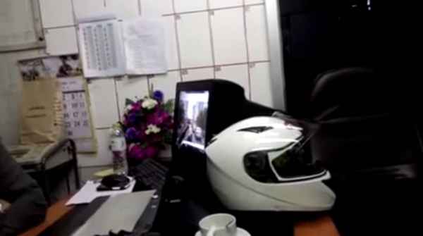 เถียงสนั่นโรงพัก ! ตำรวจ VS ผู้ขับขี่ เถียงสนั่นโรงพัก ! ตำรวจ VS ผู้ขับขี่