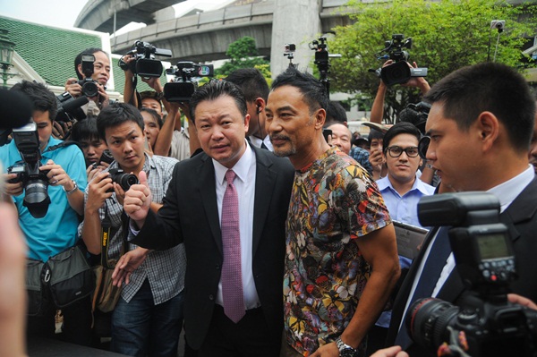 เยิ่น ต๊ะ หัว เข้า สักการะท้าวมหาพรหมราชประสงค์ เยิ่น ต๊ะ หัว เข้า สักการะท้าวมหาพรหมราชประสงค์