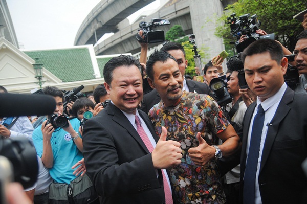 เยิ่น ต๊ะ หัว เข้า สักการะท้าวมหาพรหมราชประสงค์ เยิ่น ต๊ะ หัว เข้า สักการะท้าวมหาพรหมราชประสงค์