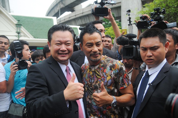 เยิ่น ต๊ะ หัว เข้า สักการะท้าวมหาพรหมราชประสงค์ เยิ่น ต๊ะ หัว เข้า สักการะท้าวมหาพรหมราชประสงค์