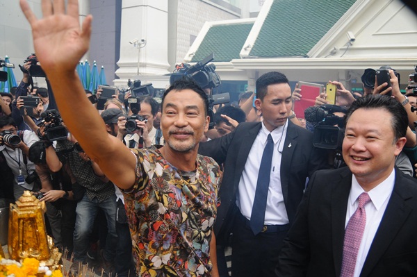 เยิ่น ต๊ะ หัว เข้า สักการะท้าวมหาพรหมราชประสงค์ เยิ่น ต๊ะ หัว เข้า สักการะท้าวมหาพรหมราชประสงค์