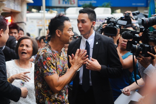 เยิ่น ต๊ะ หัว เข้า สักการะท้าวมหาพรหมราชประสงค์ เยิ่น ต๊ะ หัว เข้า สักการะท้าวมหาพรหมราชประสงค์