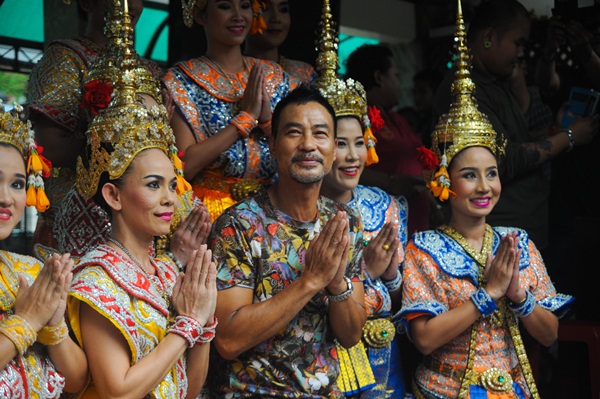 เยิ่น ต๊ะ หัว เข้า สักการะท้าวมหาพรหมราชประสงค์ เยิ่น ต๊ะ หัว เข้า สักการะท้าวมหาพรหมราชประสงค์