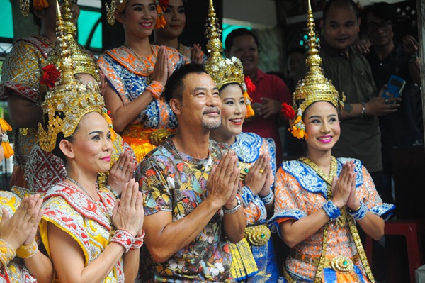 เยิ่น ต๊ะ หัว เข้า สักการะท้าวมหาพรหมราชประสงค์ เยิ่น ต๊ะ หัว เข้า สักการะท้าวมหาพรหมราชประสงค์