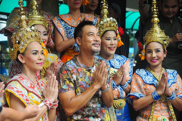 เยิ่น ต๊ะ หัว เข้า สักการะท้าวมหาพรหมราชประสงค์ เยิ่น ต๊ะ หัว เข้า สักการะท้าวมหาพรหมราชประสงค์