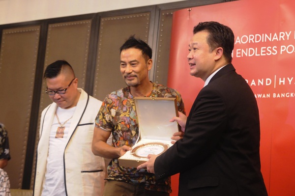 เยิ่น ต๊ะ หัว เข้า สักการะท้าวมหาพรหมราชประสงค์ เยิ่น ต๊ะ หัว เข้า สักการะท้าวมหาพรหมราชประสงค์