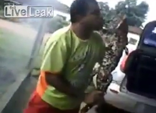 หนุ่มพิเรนทร์เล่นจูบจระเข้ถ่ายเซลฟี่ หนุ่มพิเรนทร์เล่นจูบจระเข้ถ่ายเซลฟี่