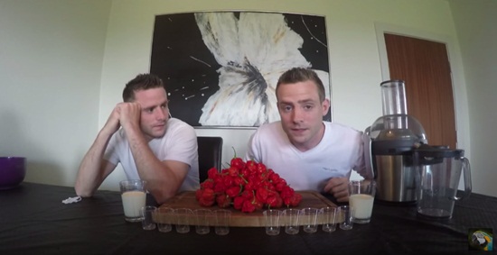 แฝดฝรั่งแข่งดื่มน้ำคั้นจากพริกเผ็ดที่สุดในโลก แฝดฝรั่งแข่งดื่มน้ำคั้นจากพริกเผ็ดที่สุดในโลก