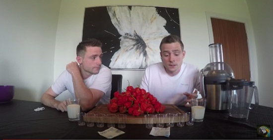 แฝดฝรั่งแข่งดื่มน้ำคั้นจากพริกเผ็ดที่สุดในโลก แฝดฝรั่งแข่งดื่มน้ำคั้นจากพริกเผ็ดที่สุดในโลก