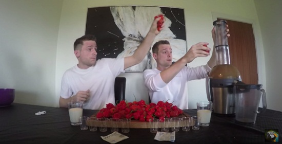 แฝดฝรั่งแข่งดื่มน้ำคั้นจากพริกเผ็ดที่สุดในโลก แฝดฝรั่งแข่งดื่มน้ำคั้นจากพริกเผ็ดที่สุดในโลก