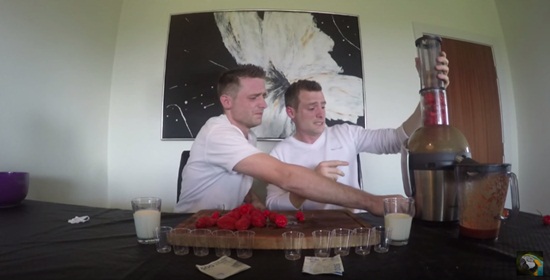 แฝดฝรั่งแข่งดื่มน้ำคั้นจากพริกเผ็ดที่สุดในโลก แฝดฝรั่งแข่งดื่มน้ำคั้นจากพริกเผ็ดที่สุดในโลก