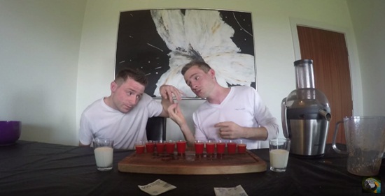 แฝดฝรั่งแข่งดื่มน้ำคั้นจากพริกเผ็ดที่สุดในโลก แฝดฝรั่งแข่งดื่มน้ำคั้นจากพริกเผ็ดที่สุดในโลก