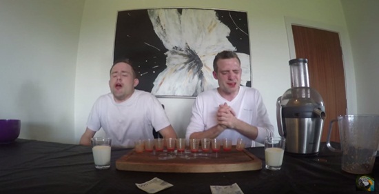 แฝดฝรั่งแข่งดื่มน้ำคั้นจากพริกเผ็ดที่สุดในโลก แฝดฝรั่งแข่งดื่มน้ำคั้นจากพริกเผ็ดที่สุดในโลก