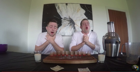 แฝดฝรั่งแข่งดื่มน้ำคั้นจากพริกเผ็ดที่สุดในโลก แฝดฝรั่งแข่งดื่มน้ำคั้นจากพริกเผ็ดที่สุดในโลก