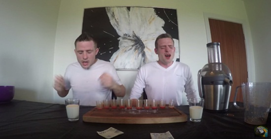 แฝดฝรั่งแข่งดื่มน้ำคั้นจากพริกเผ็ดที่สุดในโลก แฝดฝรั่งแข่งดื่มน้ำคั้นจากพริกเผ็ดที่สุดในโลก