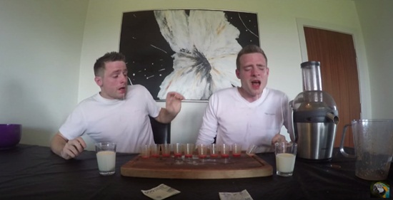 แฝดฝรั่งแข่งดื่มน้ำคั้นจากพริกเผ็ดที่สุดในโลก แฝดฝรั่งแข่งดื่มน้ำคั้นจากพริกเผ็ดที่สุดในโลก