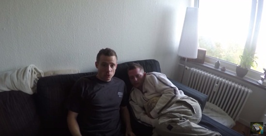 แฝดฝรั่งแข่งดื่มน้ำคั้นจากพริกเผ็ดที่สุดในโลก แฝดฝรั่งแข่งดื่มน้ำคั้นจากพริกเผ็ดที่สุดในโลก