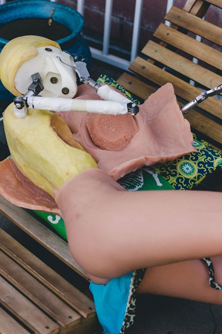 จับตุ๊กตายางมาชำแหละ จับตุ๊กตายางมาชำแหละ