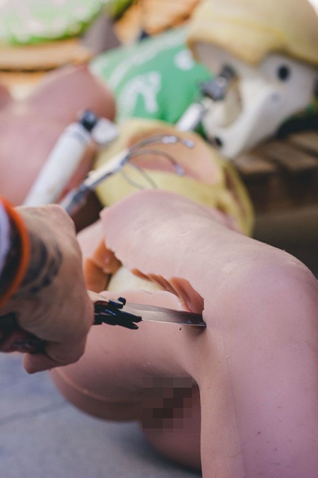 จับตุ๊กตายางมาชำแหละ จับตุ๊กตายางมาชำแหละ