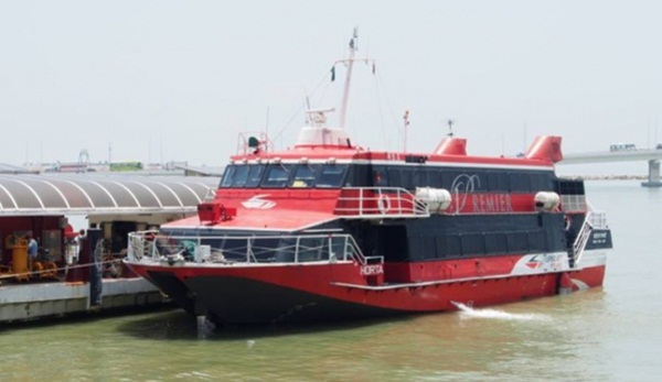 เรือเฟอร์รี่ชนวัตถุปริศนาในฮ่องกง เรือเฟอร์รี่ชนวัตถุปริศนาในฮ่องกง