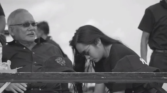 คลิปเบื้องหลังร้องเพลงสรรเสริญฯ จากหญิงแมงมุม คลิปเบื้องหลังร้องเพลงสรรเสริญฯ จากหญิงแมงมุม