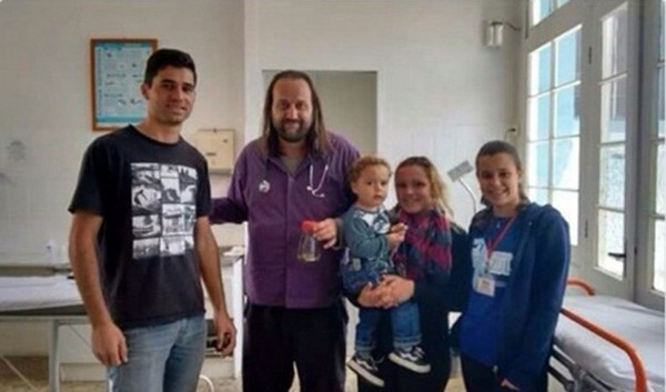 เด็กกัดหัวงูพิษจนตายคาปาก เด็กกัดหัวงูพิษจนตายคาปาก