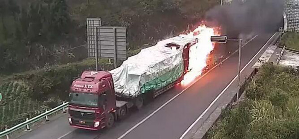 คนขับซิ่งรถบรรทุกไฟไหม้ออกจากอุโมงค์ คนขับซิ่งรถบรรทุกไฟไหม้ออกจากอุโมงค์