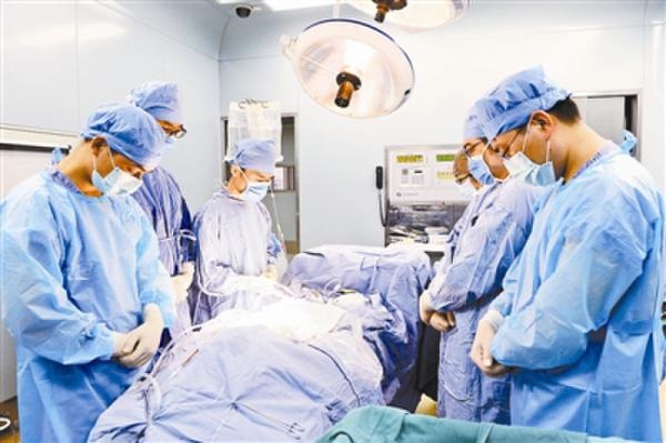 ทีมแพทย์โค้งคำนับร่างเด็กหญิง ทีมแพทย์โค้งคำนับร่างเด็กหญิง