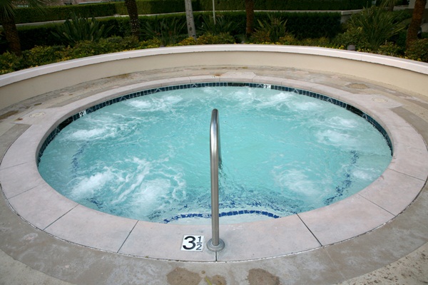 สามีหัวใจวายตาย ร่างกดภรรยาจมน้ำดับคาอ่างระหว่างมีเซ็กส์ สามีหัวใจวายตาย ร่างกดภรรยาจมน้ำดับคาอ่างระหว่างมีเซ็กส์