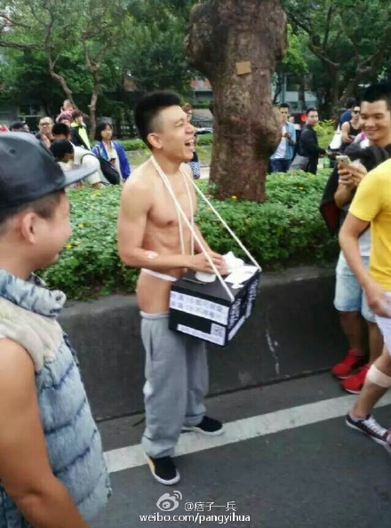 หนุ่มไต้หวันหารายได้เสริม ให้คนล้วงจับนกเขา หนุ่มไต้หวันหารายได้เสริม ให้คนล้วงจับนกเขา