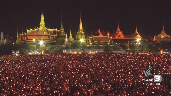 ภาพบรรยากาศผู้คนร่วมร้องเพลงสรรเสริญพระบารมี ภาพบรรยากาศผู้คนร่วมร้องเพลงสรรเสริญพระบารมี