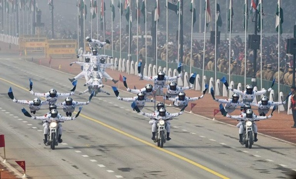 อินเดียโชว์ต่อตัวบนมอเตอร์ไซค์ฉลองวันชาติ อินเดียโชว์ต่อตัวบนมอเตอร์ไซค์ฉลองวันชาติ