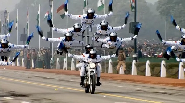 อินเดียโชว์ต่อตัวบนมอเตอร์ไซค์ฉลองวันชาติ อินเดียโชว์ต่อตัวบนมอเตอร์ไซค์ฉลองวันชาติ