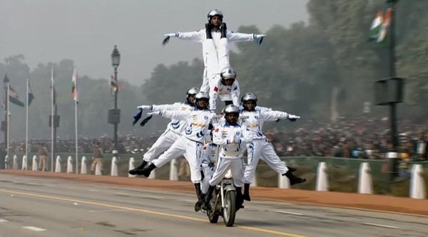อินเดียโชว์ต่อตัวบนมอเตอร์ไซค์ฉลองวันชาติ อินเดียโชว์ต่อตัวบนมอเตอร์ไซค์ฉลองวันชาติ