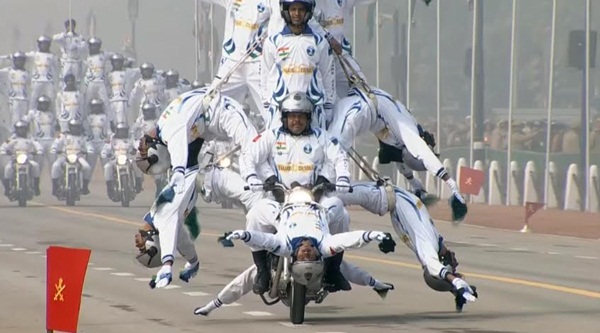 อินเดียโชว์ต่อตัวบนมอเตอร์ไซค์ฉลองวันชาติ อินเดียโชว์ต่อตัวบนมอเตอร์ไซค์ฉลองวันชาติ