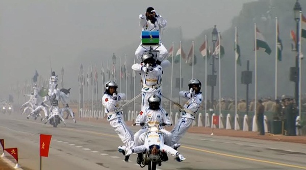 อินเดียโชว์ต่อตัวบนมอเตอร์ไซค์ฉลองวันชาติ อินเดียโชว์ต่อตัวบนมอเตอร์ไซค์ฉลองวันชาติ