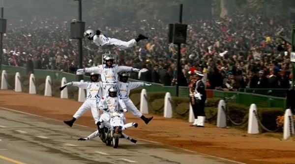 อินเดียโชว์ต่อตัวบนมอเตอร์ไซค์ฉลองวันชาติ อินเดียโชว์ต่อตัวบนมอเตอร์ไซค์ฉลองวันชาติ