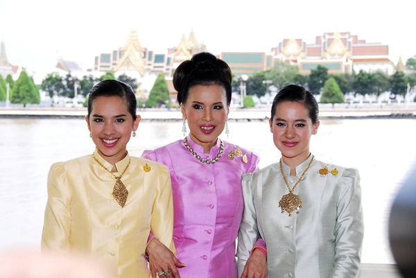ทูลกระหม่อมหญิงอุบลรัตนฯ ทรงฉายพระรูปร่วมกับคุณใหม่ เจนเซ่น ทูลกระหม่อมหญิงอุบลรัตนฯ ทรงฉายพระรูปร่วมกับคุณใหม่ เจนเซ่น