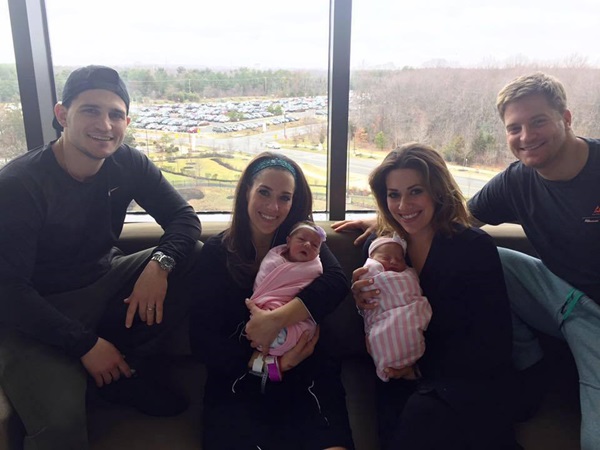 แฝดสาวคู่นี้ตั้งท้องพร้อมกัน แฝดสาวคู่นี้ตั้งท้องพร้อมกัน