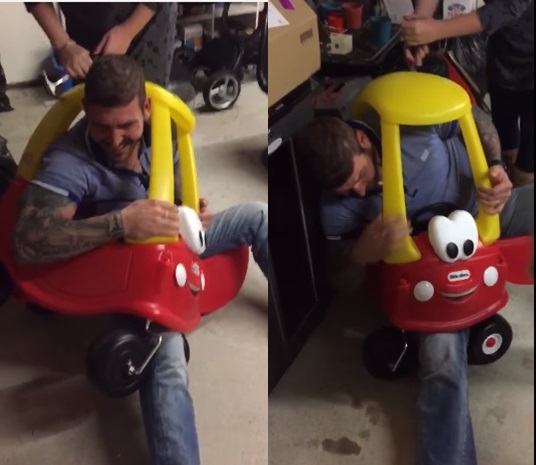 ติดแหง็กกับรถของเล่นเด็กออกไม่ได้ ติดแหง็กกับรถของเล่นเด็กออกไม่ได้