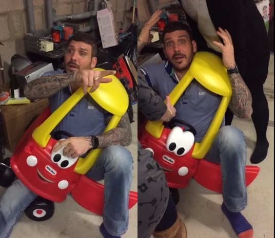 ติดแหง็กกับรถของเล่นเด็กออกไม่ได้ ติดแหง็กกับรถของเล่นเด็กออกไม่ได้