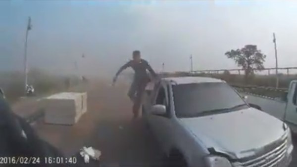 คลิปตำรวจไล่จับคนร้ายหนีด่าน คลิปตำรวจไล่จับคนร้ายหนีด่าน