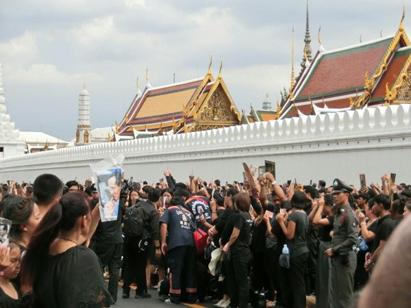 การแต่งกายถวายสักการะพระบรมศพ การแต่งกายถวายสักการะพระบรมศพ