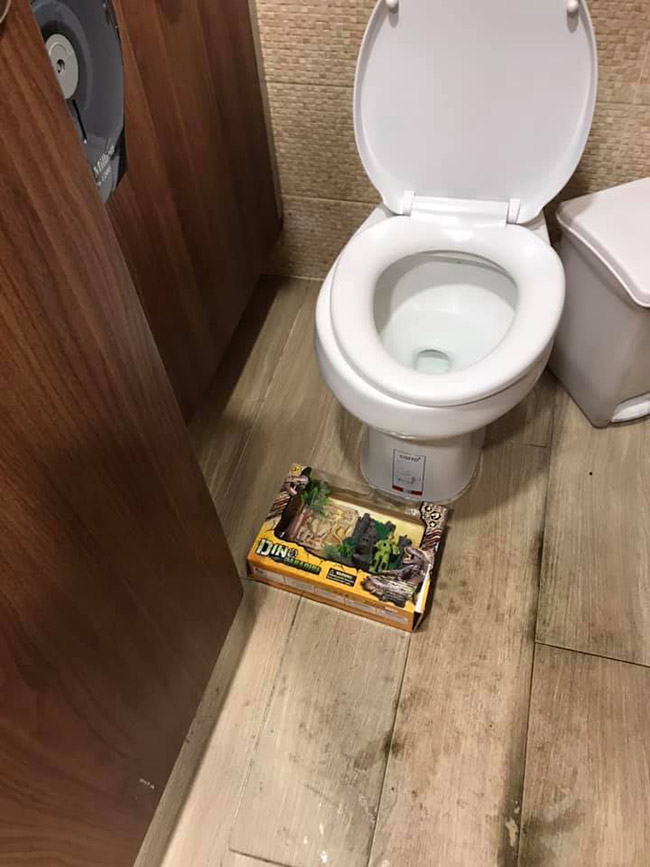 กล่องปริศนา ในห้องน้ำ กล่องปริศนา ในห้องน้ำ