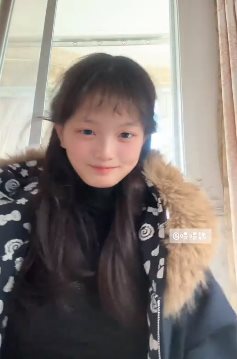 สาวน่ารักลุกออกไปเต้น เห็นขาถึงกับร้องโอ้โห สาวน่ารักลุกออกไปเต้น เห็นขาถึงกับร้องโอ้โห