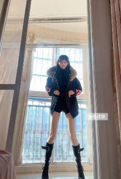 สาวน่ารักลุกออกไปเต้น เห็นขาถึงกับร้องโอ้โห สาวน่ารักลุกออกไปเต้น เห็นขาถึงกับร้องโอ้โห