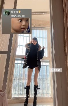 สาวน่ารักลุกออกไปเต้น เห็นขาถึงกับร้องโอ้โห สาวน่ารักลุกออกไปเต้น เห็นขาถึงกับร้องโอ้โห