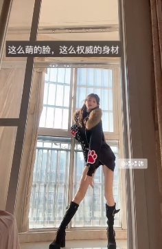 สาวน่ารักลุกออกไปเต้น เห็นขาถึงกับร้องโอ้โห สาวน่ารักลุกออกไปเต้น เห็นขาถึงกับร้องโอ้โห