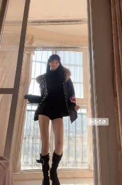 สาวน่ารักลุกออกไปเต้น เห็นขาถึงกับร้องโอ้โห สาวน่ารักลุกออกไปเต้น เห็นขาถึงกับร้องโอ้โห