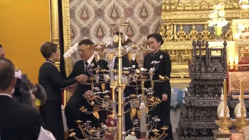 ในหลวง ทรงคมและทรงสวมกอด ทูลกระหม่อมหญิงอุบลรัตนราชกัญญา ในหลวง ทรงคมและทรงสวมกอด ทูลกระหม่อมหญิงอุบลรัตนราชกัญญา